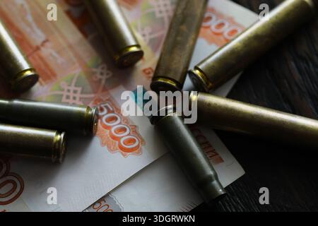 Les balles gisent sur le dessus de l'argent Banque D'Images