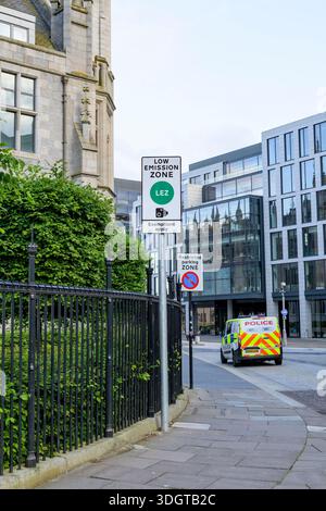 Fourgon de police dans la zone à faible émission, Broad Street, centre-ville d'Aberdeen, Écosse, Royaume-Uni Banque D'Images