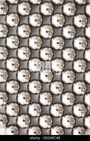 Boules métalliques gros plan. Billes de néodyme (aimants). Carrelage à roulement à billes magnétiques en grille hexagonale parfaite Banque D'Images
