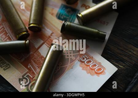 Les balles gisent sur le dessus de l'argent Banque D'Images