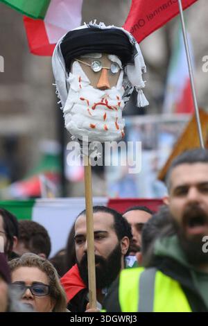 Londres, Royaume-Uni. 18 janvier 2026. Les manifestants opposés au régime iranien se rassemblent à Whitehall pour un rassemblement. Crédit : Justin Ng/Alamy Live News. Banque D'Images