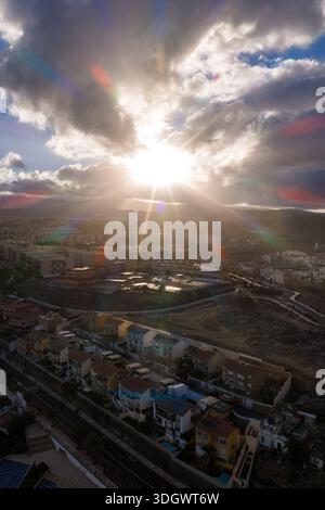 Rafale de soleil aérienne au-dessus de la zone urbaine côtière de Gran Canaria près de Las Palmas Banque D'Images