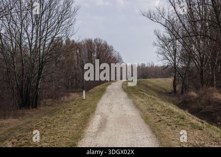 Sentier sur une banque d'inondation le long de la Vistule, région de Siekierki dans la ville de Varsovie Banque D'Images
