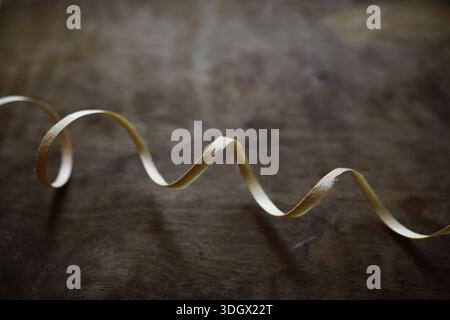 Menuisier ou outil de menuisier et copeaux de bois. Outils de travail du bois table en bois. Atelier de menuiserie Banque D'Images