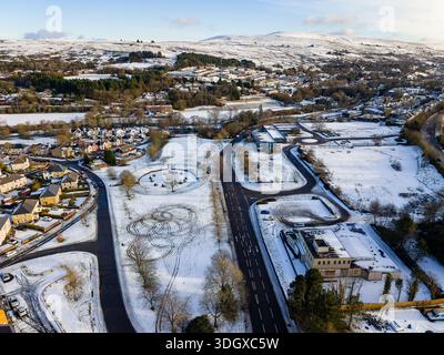 Paysage enneigé de la vallée d'Ebbw Vale avec le cercle de pierre de Gorsedd dans le parc Banque D'Images
