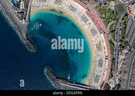 Vue aérienne de la crique Playa de Amadores sur Gran Canaria avec jetée Banque D'Images