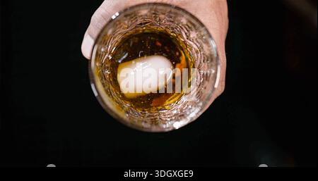 Elégant affichage de l'alcool mettant l'accent sur les textures Icy et le fond sombre brillant pour la sophistication Banque D'Images