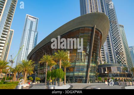 L'Opéra de Dubaï est un centre des arts de la scène situé dans le quartier de l'Opéra dans le centre-ville de Dubaï, aux Émirats arabes Unis. Banque D'Images