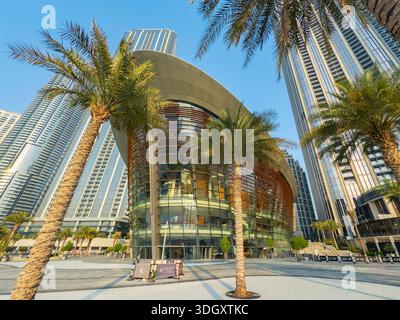 L'Opéra de Dubaï est un centre des arts de la scène situé dans le quartier de l'Opéra dans le centre-ville de Dubaï, aux Émirats arabes Unis. Banque D'Images