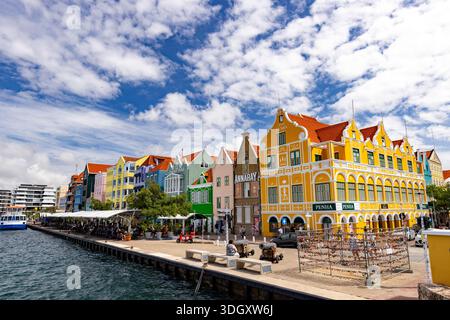 Scène de rue colorée dans le centre-ville de Willemstad, Curaçao, pays insulaire dans le Royaume des pays-Bas Banque D'Images