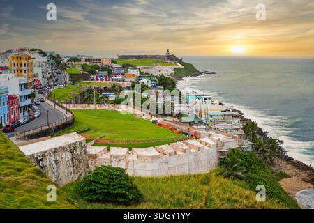Vue aérienne du bastion de San Sebastian le long des murs de la ville du Vieux San Juan, Porto Rico - fortifications coloniales côtières dans les Caraïbes S Banque D'Images