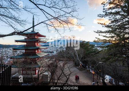 Shimoyoshida, Japon - 27 décembre 2019. Photo extérieure de la célèbre Pagode Chureito avec le mont fuji comme arrière-plan. Banque D'Images