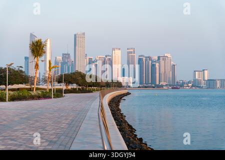 Skyline de Dubaï avec promenade en bord de mer à Creek Harbour Banque D'Images