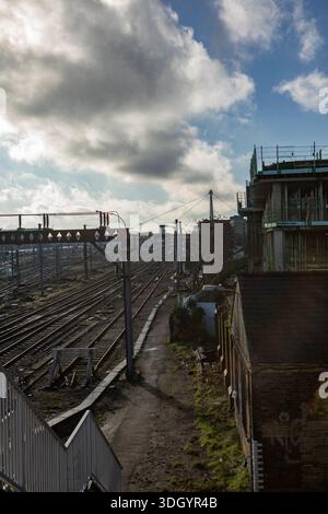 Voies ferrées au nord de la gare de Cambridge, Cambridge, Angleterre, 2026 Banque D'Images