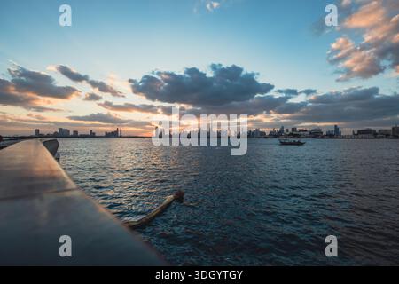 Cinematic Dubai Skyline vue panoramique à Twilight avec des bateaux sur Creek, fond d'écran de fond de Dubaï Creek Harbor 4k Banque D'Images