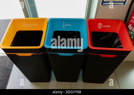 Recyclage des poubelles colorées en verre mélangé pour décharge d'enfouissement Banque D'Images