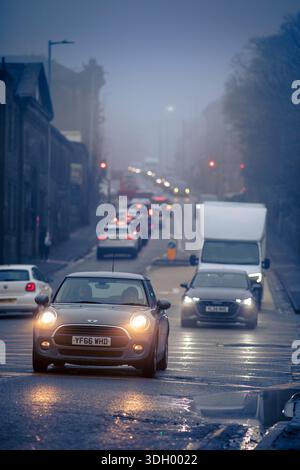 West Yorkshire, Royaume-Uni. 17 janvier 2026. Queensbury, West Yorkshire. Circulation très fréquentée le matin brumeux traversant Queensbury près de Bradford, West Yorkshire. Crédit : Windmill images/Alamy Live News Banque D'Images