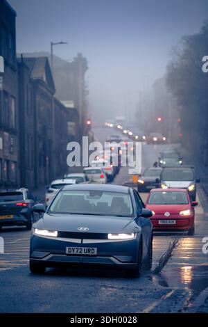 West Yorkshire, Royaume-Uni. 17 janvier 2026. Queensbury, West Yorkshire. Circulation très fréquentée le matin brumeux traversant Queensbury près de Bradford, West Yorkshire. Crédit : Windmill images/Alamy Live News Banque D'Images