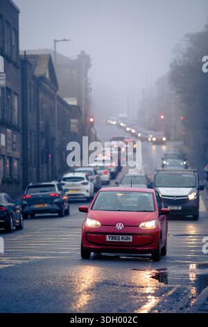 West Yorkshire, Royaume-Uni. 17 janvier 2026. Queensbury, West Yorkshire. Circulation très fréquentée le matin brumeux traversant Queensbury près de Bradford, West Yorkshire. Crédit : Windmill images/Alamy Live News Banque D'Images