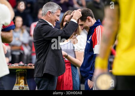 De gauche à droite : Président Herbert Hainer (Bayern), Sebastian Rudy (Bayern) Munich, 18 janvier 2026, Football, FC Bayern Munich, Legends Cup 2026 Banque D'Images