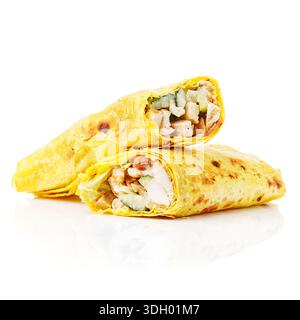Deux wraps de kebab savoureux remplis de viande et de légumes frais reposent sur un fond blanc, prêts à être dégustés. Banque D'Images