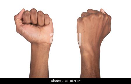 Poing africain serré et élevé dans un geste puissant, symbole de force, de protestation et d’autonomisation, exprimant le leadership et l’unité par le mouvement. Banque D'Images