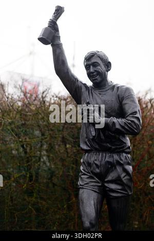 Statue du légendaire gardien de but de Stoke City & England, Gordon Banks, devant le stade de football Bet365 à Stoke-on-Trent, Royaume-Uni Banque D'Images