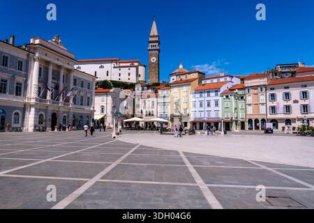 Vue large sur la place centrale Tartini avec l'hôtel de ville et l'église paroissiale George avec son clocher proéminent au loin. Banque D'Images