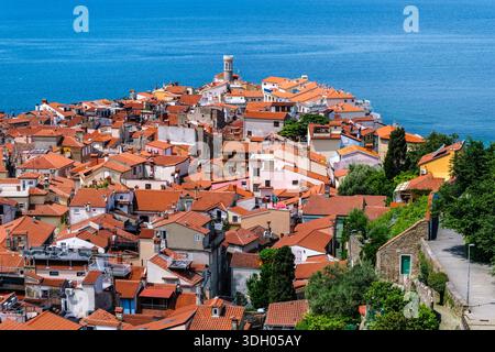 Vue surélevée sur les toits rouges denses de la ville historique et église de Clément avec son phare à la pointe de la péninsule au loin. Banque D'Images