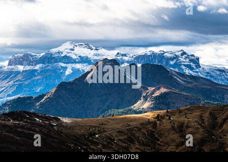VAL di ZOLDO, DOLOMITES, ITALIE : vue sur le Val di Zoldo, avec les Dolomites visibles en arrière-plan, montrant les villages alpins, les pentes boisées, an Banque D'Images