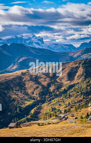 VAL di ZOLDO, DOLOMITES, ITALIE : vue sur le Val di Zoldo, avec les Dolomites visibles en arrière-plan, montrant les villages alpins, les pentes boisées, an Banque D'Images