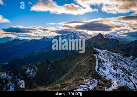 PASSO GIAU, DOLOMITES, ITALIE : vue sur le glacier Marmolada vu de Passo Giau, avec le sommet du Gran Vernel au premier plan. Marmolada est la hig Banque D'Images