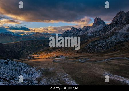 VAL di ZOLDO, DOLOMITES, ITALIE : vue sur le Val di Zoldo depuis Passo Giau, avec les Dolomites visibles en arrière-plan, montrant les villages alpins, pour Banque D'Images