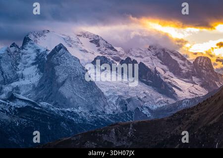 PASSO GIAU, DOLOMITES, ITALIE : vue sur le glacier Marmolada vu de Passo Giau, avec le sommet du Gran Vernel au premier plan. Marmolada est la hig Banque D'Images