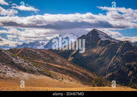 PASSO GIAU, DOLOMITES, ITALIE : vue sur le glacier Marmolada vu de Passo Giau, avec le sommet du Gran Vernel au premier plan. Marmolada est la hig Banque D'Images
