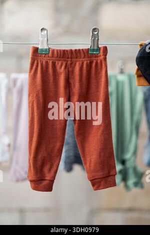 Pantalon bébé suspendu avec un fond flou Banque D'Images