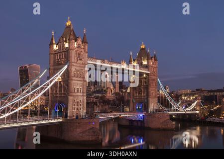 Angleterre, Londres, vue surélevée de Tower Bridge et de la ville de Londres avec la Tamise la nuit Banque D'Images