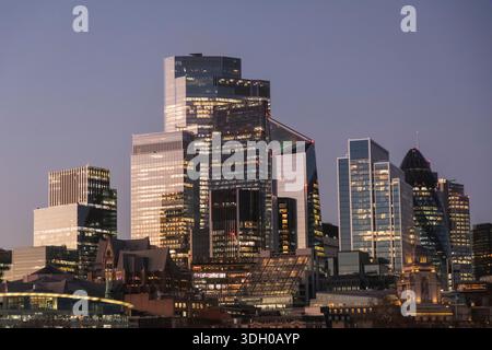 Angleterre, Londres, la ville moderne de Londres Skyline la nuit Banque D'Images