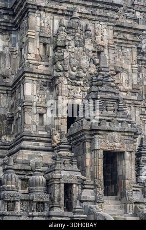 Vue verticale de l'entrée de l'ancien temple hindu Shiva dans le complexe de Prambanan, patrimoine mondial de l'UNESCO, Yogyakarta, Java central, Indonésie Banque D'Images