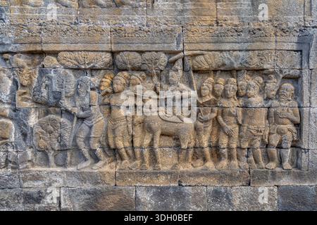 Bas-relief en pierre du Grand départ : Siddhartha Gautama Bouddha quittant son palais sur cheval Kanthaka, temple bouddhiste de Borobudur, Java, Indonésie Banque D'Images