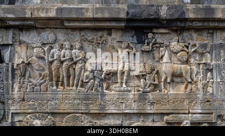 Bas-relief en pierre de la Grande renonciation : Siddhartha Gautama Bouddha se coupant les cheveux avec le cheval Kanthaka, temple bouddhiste de Borobudur, Java, Indonésie Banque D'Images