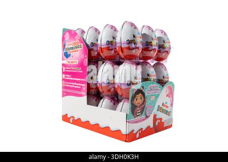 Une boîte d'oeufs Kinder surprise. Les œufs sont roses et blancs. Il y a 12 œufs dans la boîte Banque D'Images