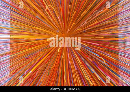 Fond abstrait de fils multicolores suspendus au plafond orange. Banque D'Images
