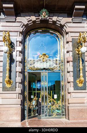 Saint-Pétersbourg, Russie - 19 septembre 2024 : éléments d'architecture, lanternes et mascaron à l'entrée du bâtiment Singer House. Construit en 1 Banque D'Images