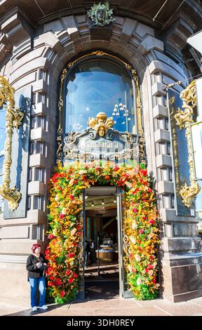 Saint-Pétersbourg, Russie - 19 septembre 2024 : éléments d'architecture et mascaron sur l'entrée du magasin Book House à Nevsky Prospect, St Pet Banque D'Images