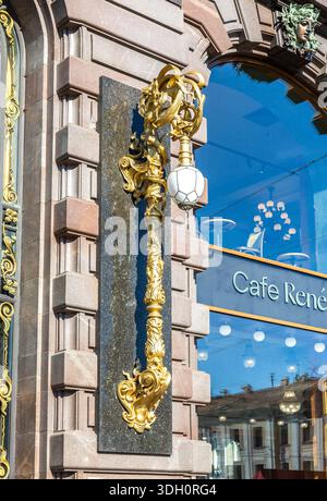 Saint-Pétersbourg, Russie - 19 septembre 2024 : éléments d'architecture, lanternes et mascaron à l'entrée du bâtiment Singer House. Construit en 1 Banque D'Images