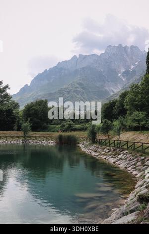 Lac de montagne alpine à Capo di Ponte Italie Banque D'Images