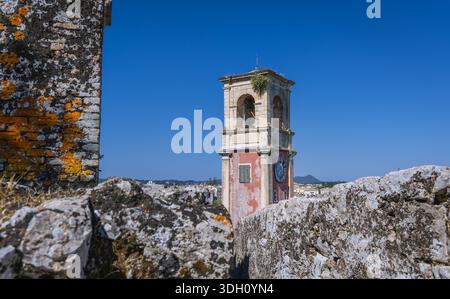 Tour de l'horloge dans la vieille forteresse de Corfou sur une île grecque de Corfou Banque D'Images