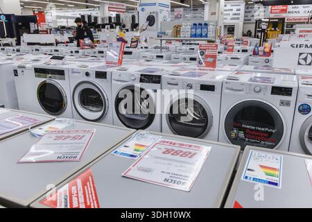 Machines à laver dans le magasin MediaMarkt avec appareils électroménagers et électronique grand public à Varsovie, Pologne Banque D'Images