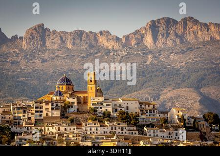 Un pittoresque village méditerranéen se trouve sur une colline avec une église au dôme bleu et un clocher jaune, Altea, Espagne Banque D'Images